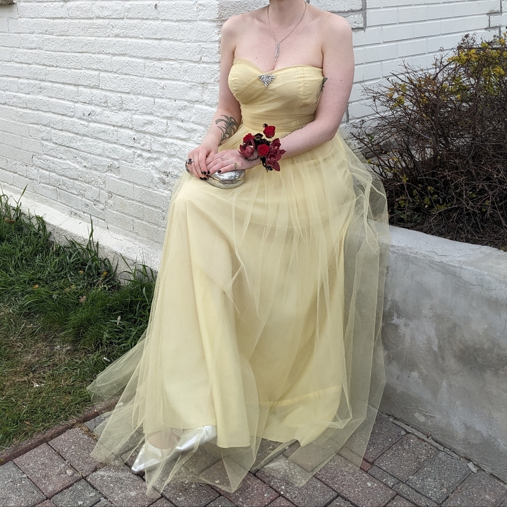 Butter Yellow 1950s Strapless Prom Dress